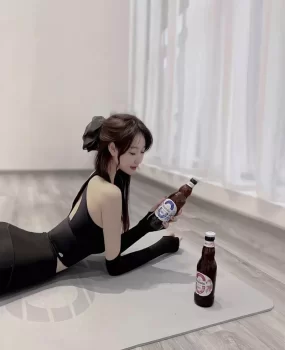 会一字马有点小酒量身材柔软身材极好的瑜伽妹子